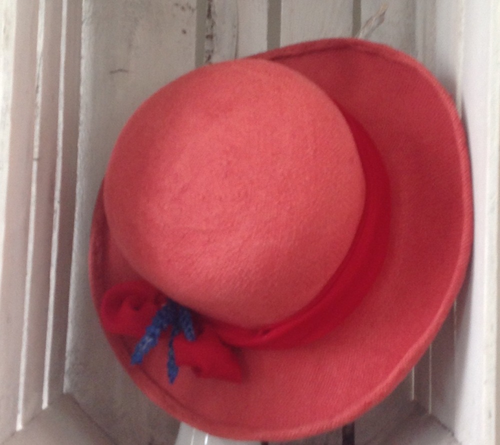 Cappello donna in paglia di carta rossa con nastro e foocco rosso scuro in seta artificiale esul nodo fiocco rametti di lavanda.